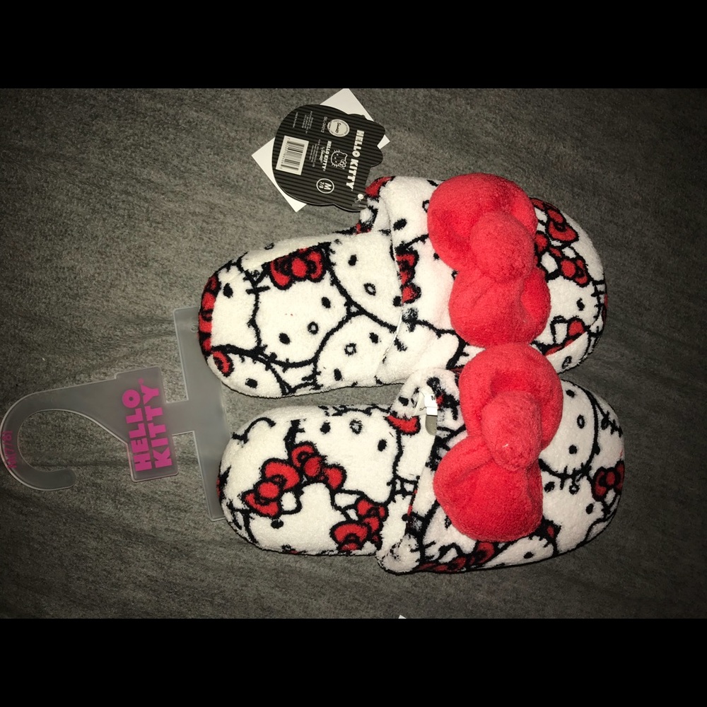 Hello kitty slippers medium (7-8)